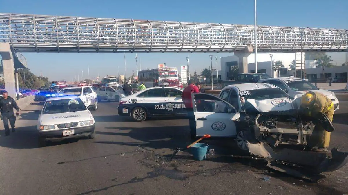 03 Taxista resulta lesionado en choque contra camión